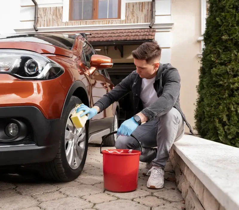 Lavage auto à domicile Nanteuil-en-Vallée : professionnel intervenant sur un véhicule